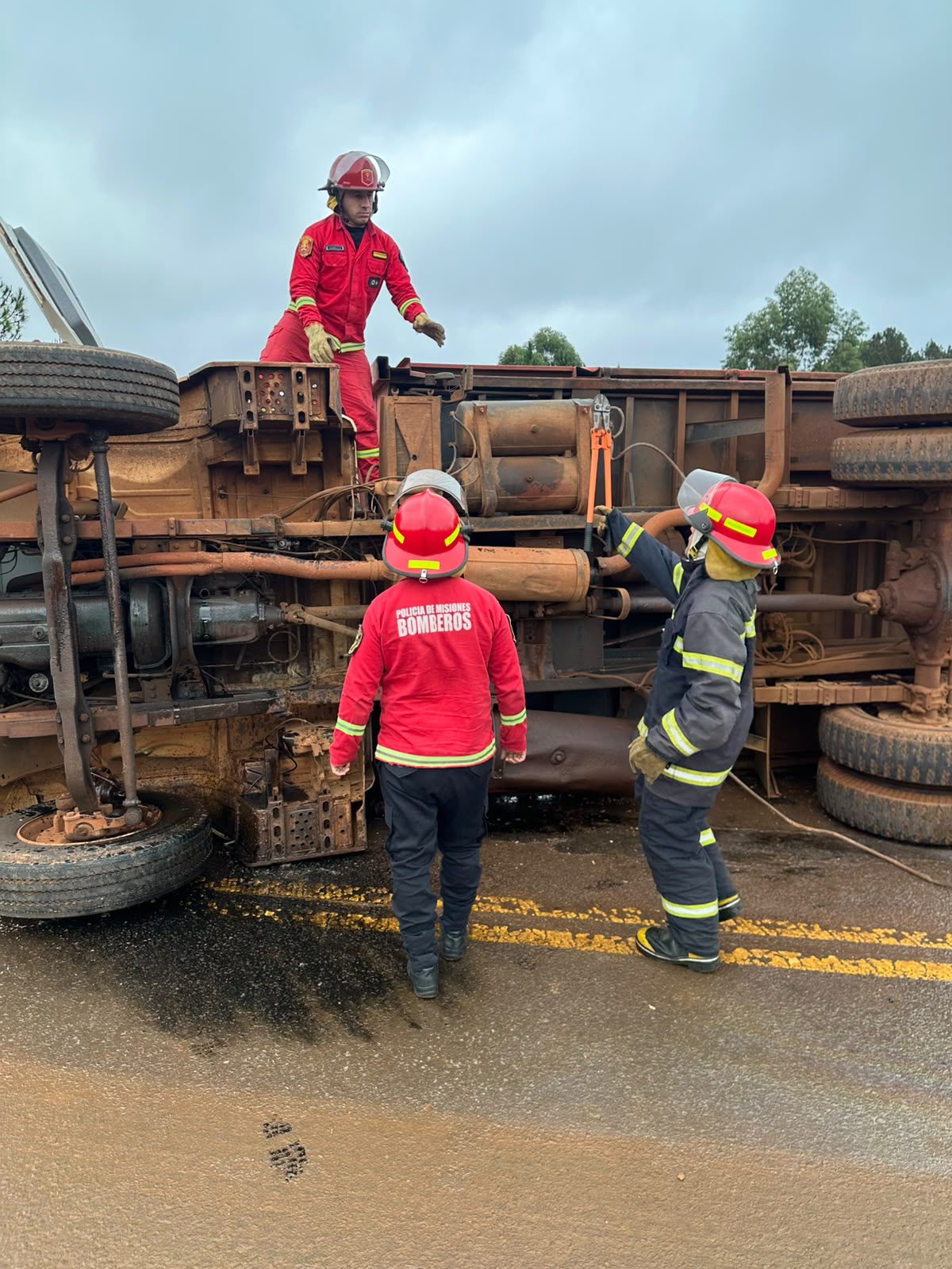 Volcó un camión sobre la Ruta 14 3
